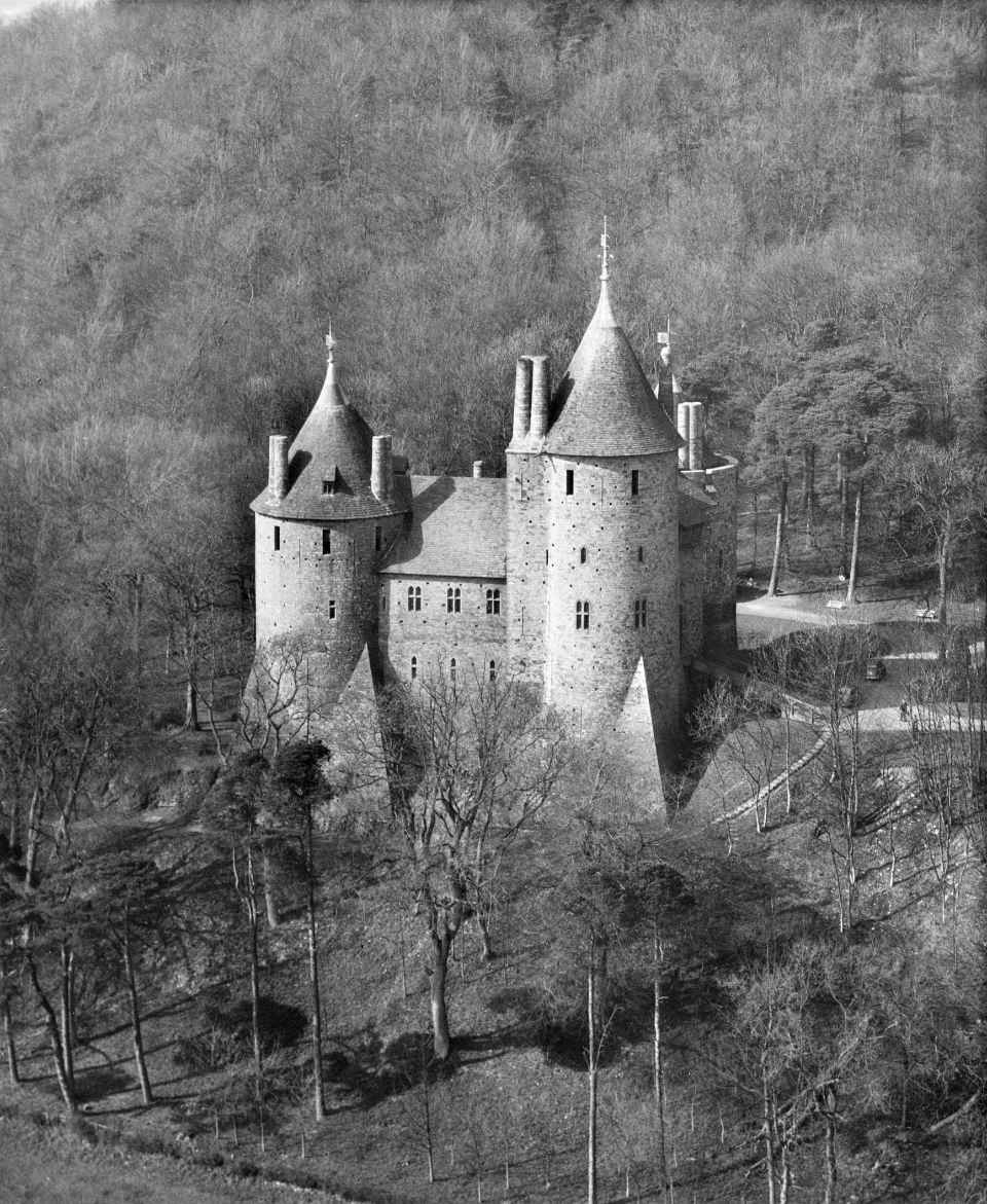 Black and white photo of Castell Coch